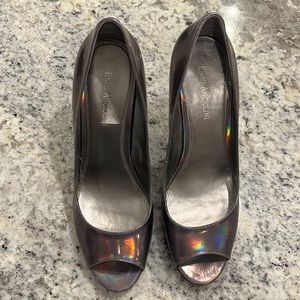 Enzo Angiolini 9M iridescent light purple/ silver peep toe heels.